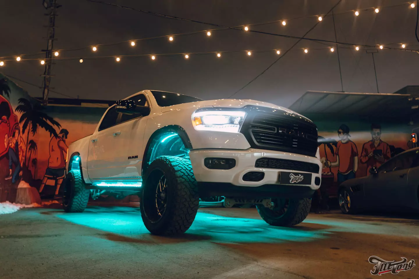 Подсветка арок и порогов в стиле американских автомобилей для RAM 1500 Laramie! +Шумоизоляция арок и окрас деталей экстерьера